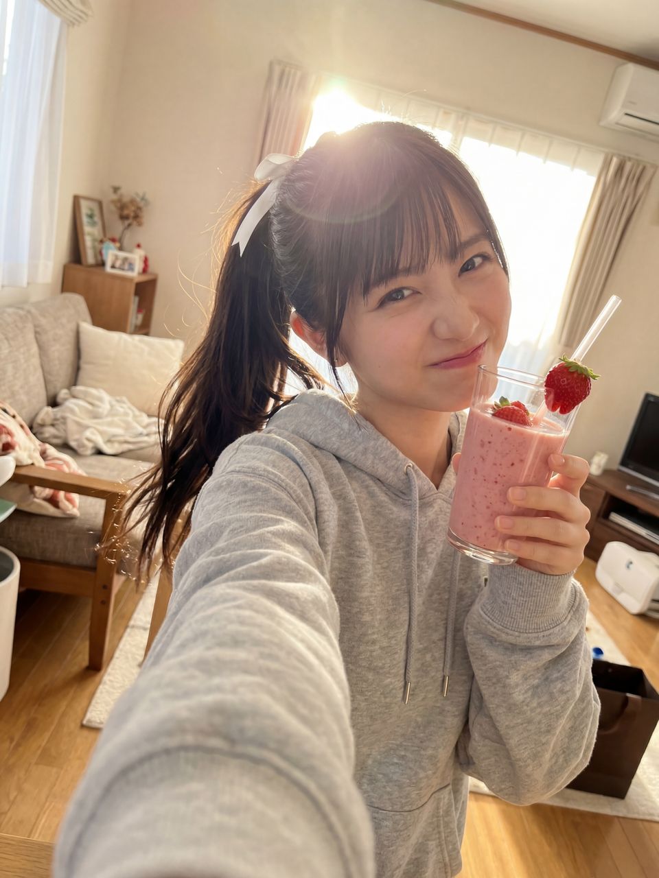 スムージーを持ったカジュアルな自撮りショット