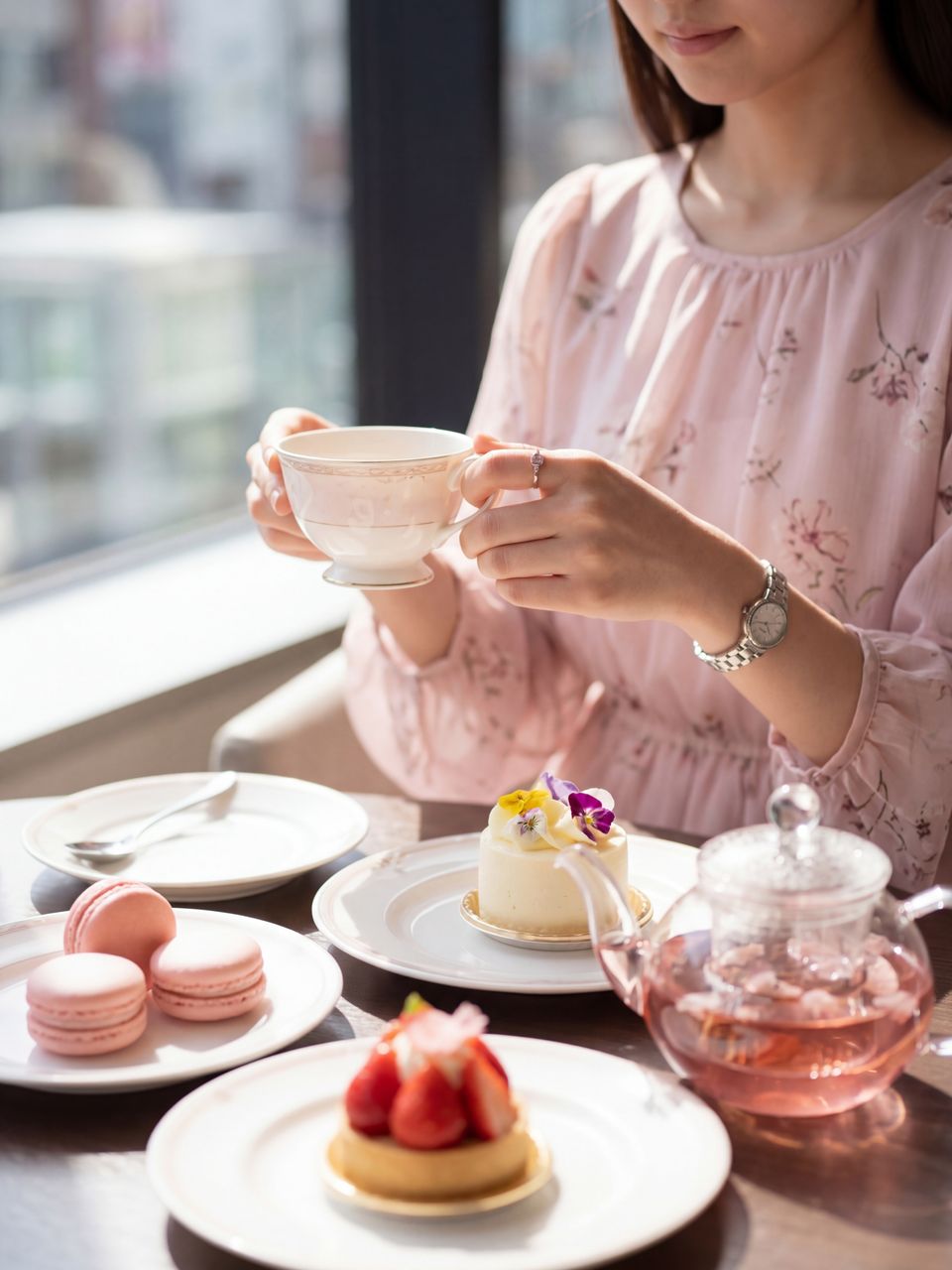 春のスイーツと紅茶を楽しむ手元