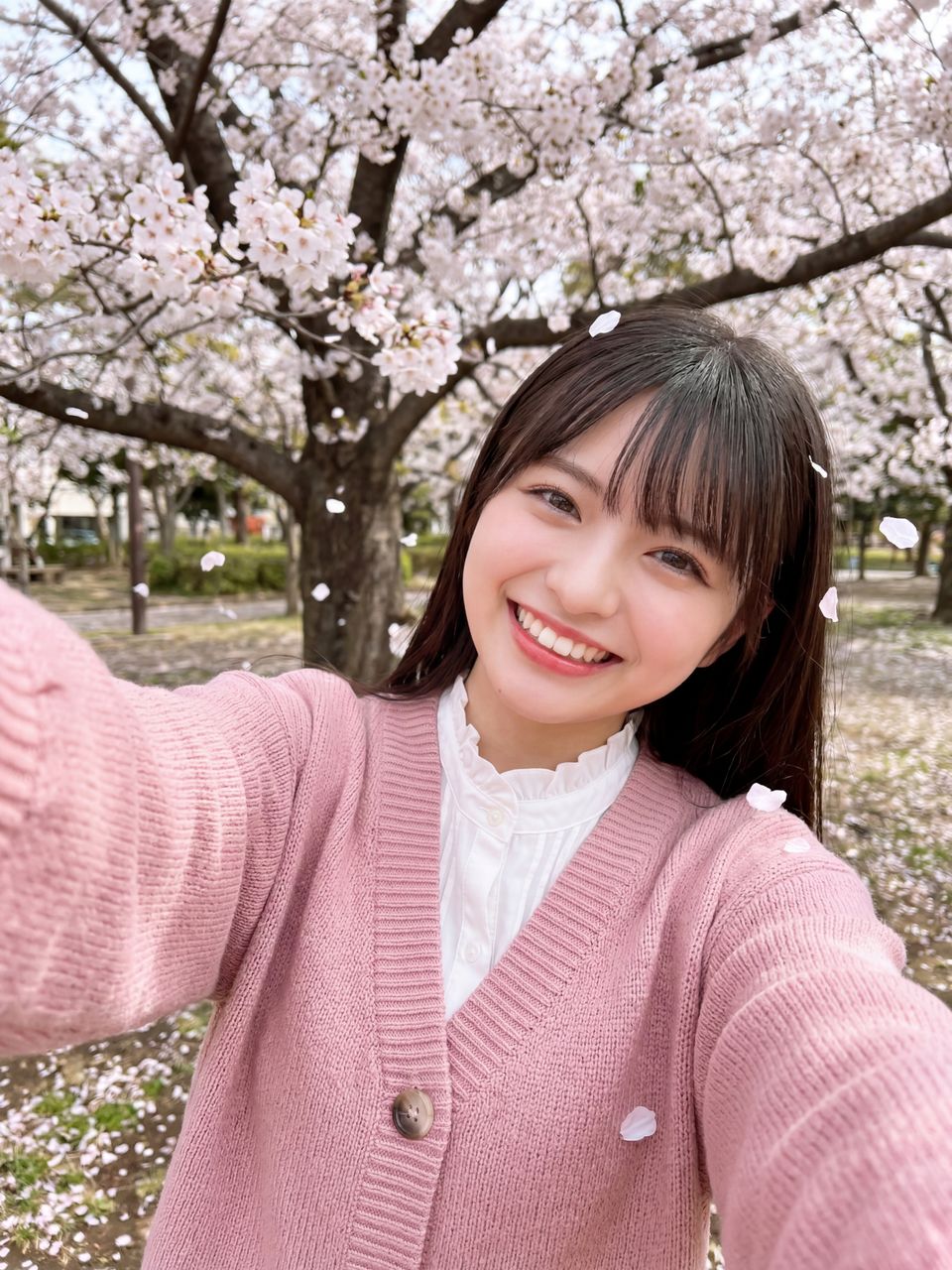 桜の下で最高の笑顔で自撮りをする姫宮桃