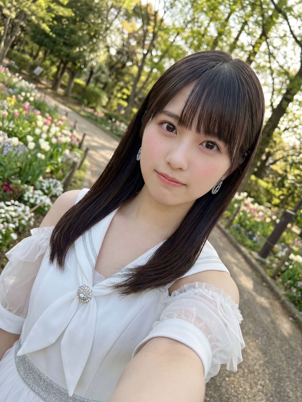 穏やかな表情の蒼井瑠璃の自撮り