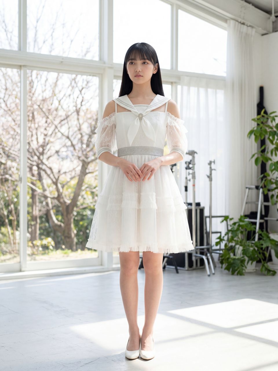 スタジオで凛とした姿勢を整える如月玲奈