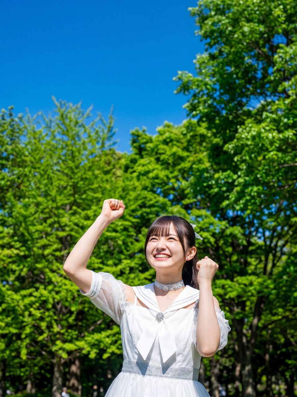 青空の下でのガッツポーズ