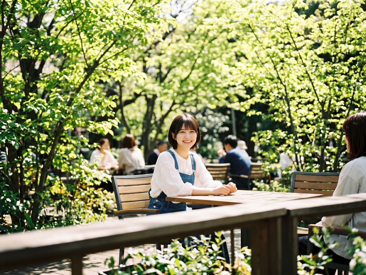 新緑の公園でポーズをとる舞
