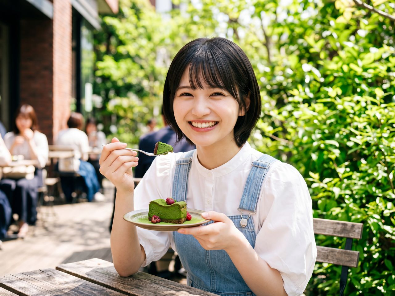 抹茶のテリーヌを食べる舞