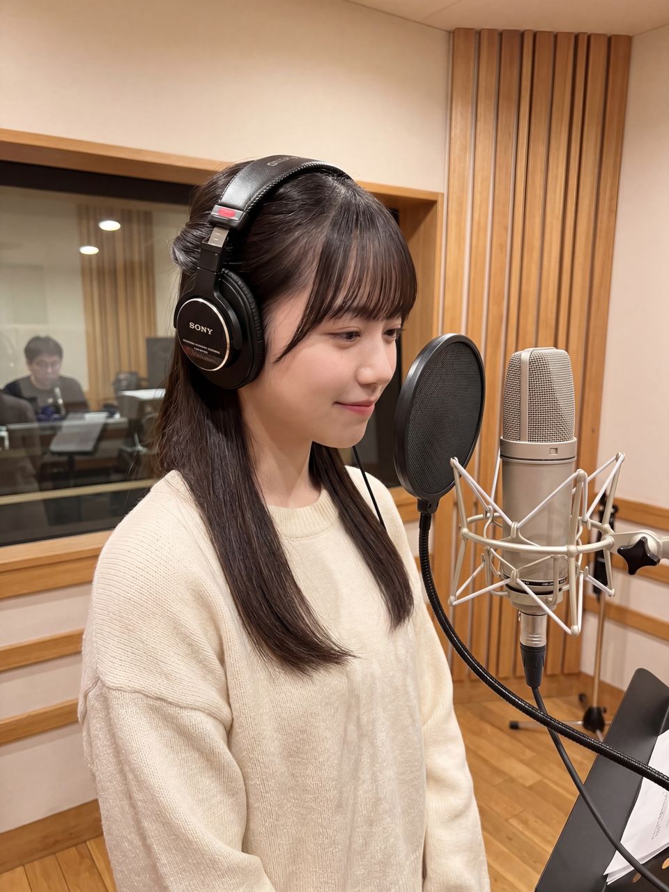 レコーディングブースで歌うひな