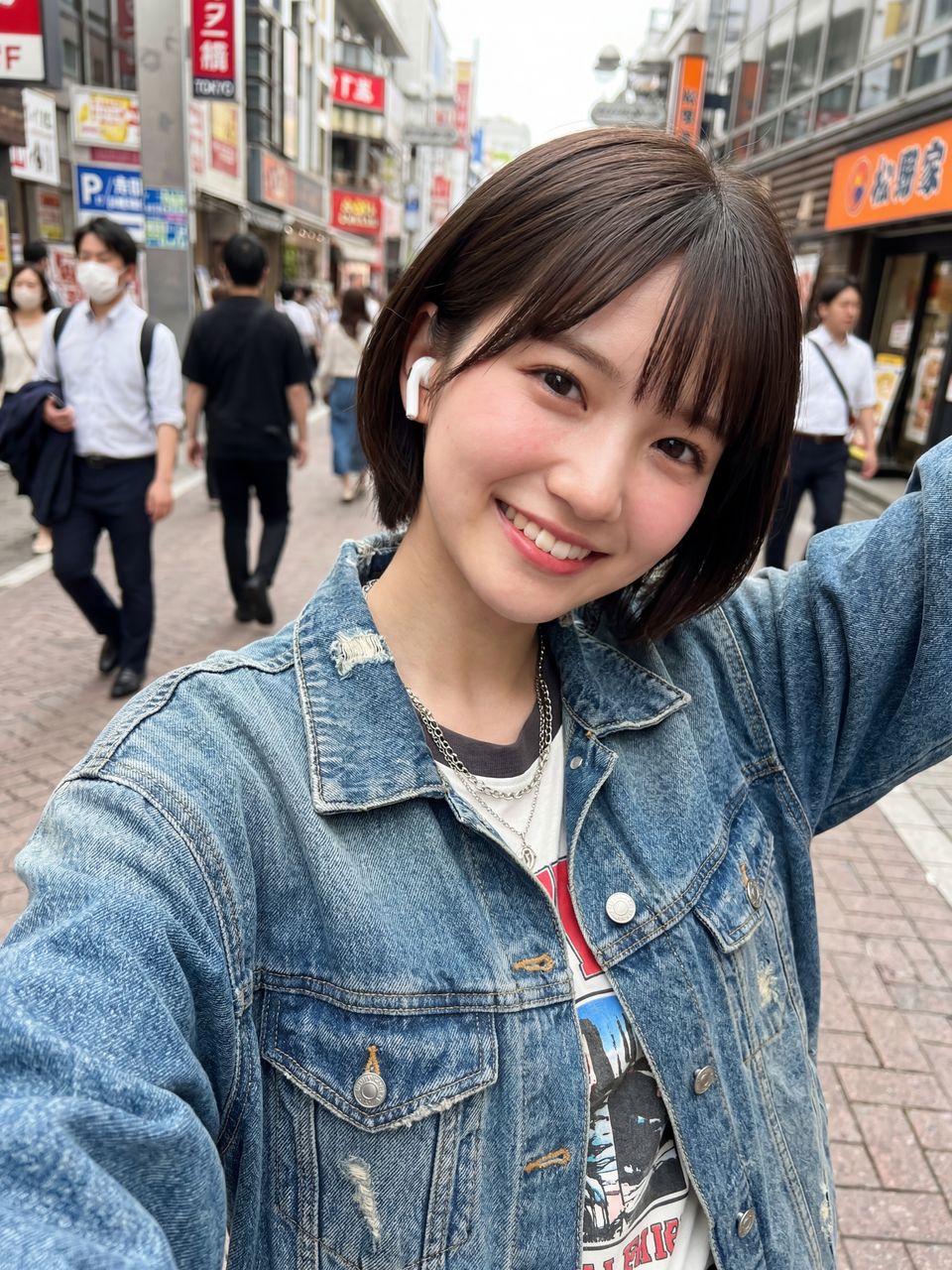 音楽に没頭する舞の自撮り