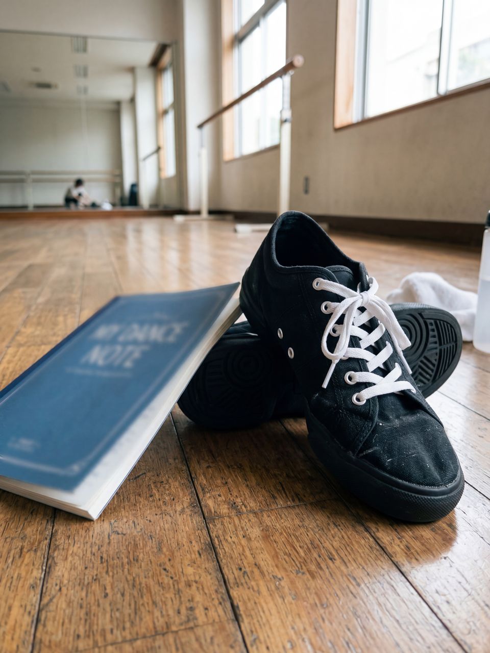 手入れされたダンスシューズとノート