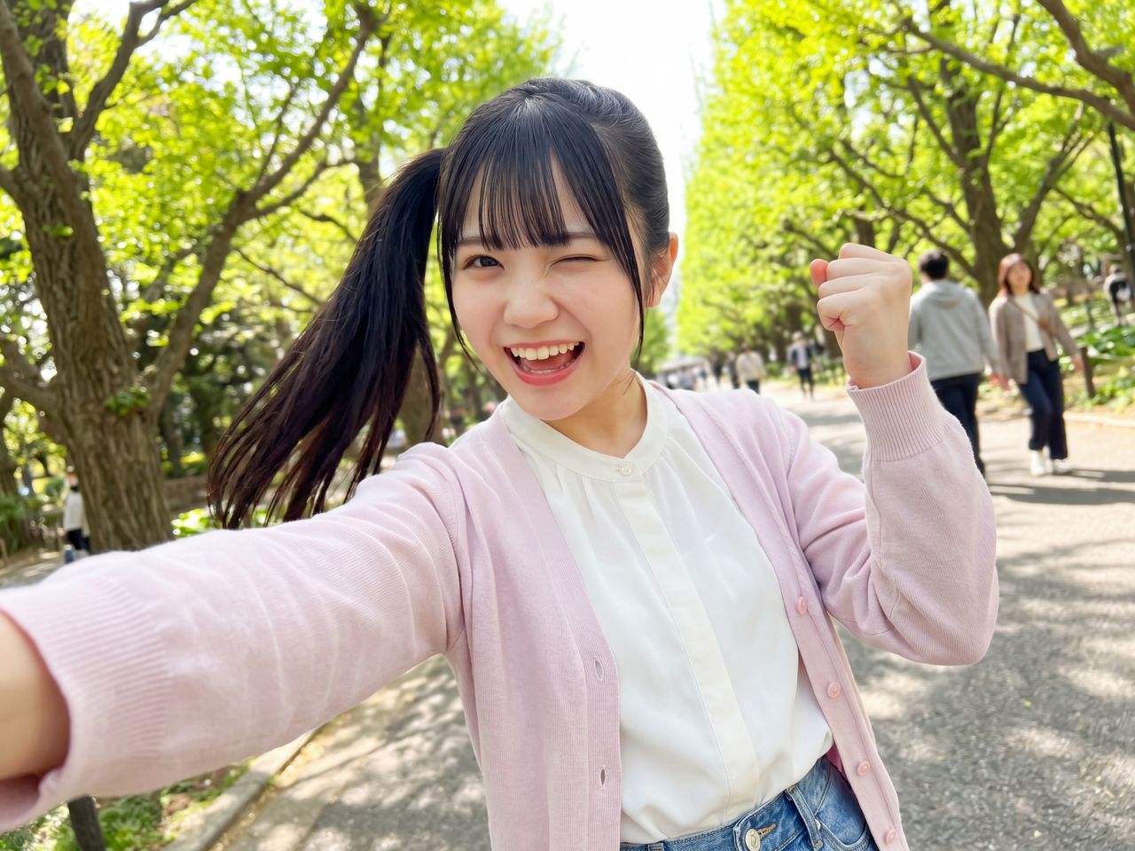 新緑の中で自撮りする柚子