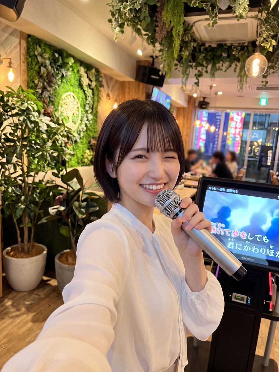 カラオケマイクを持つ舞