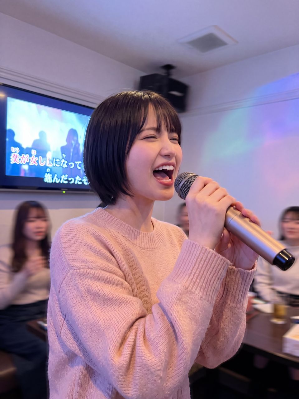 熱唱する舞
