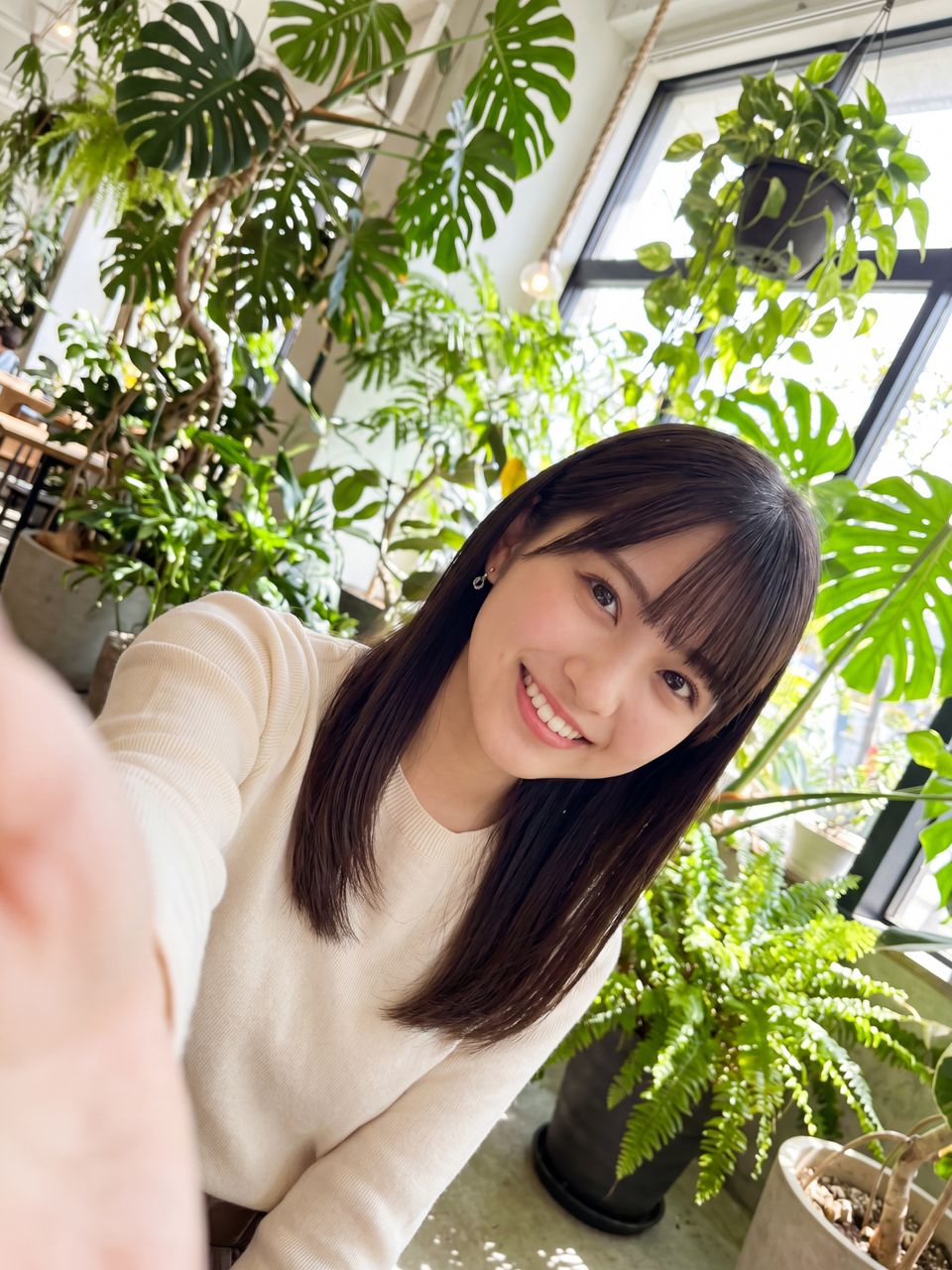 ボタニカルカフェで自撮りする蒼井瑠璃