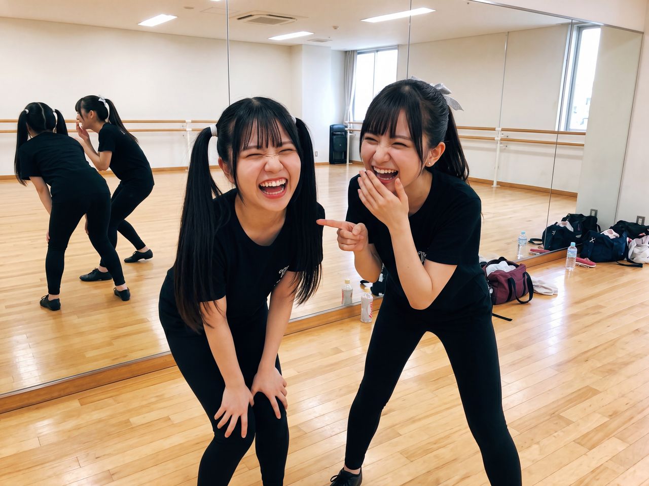 レッスン場で爆笑する葉月柚子と瀬戸朝陽