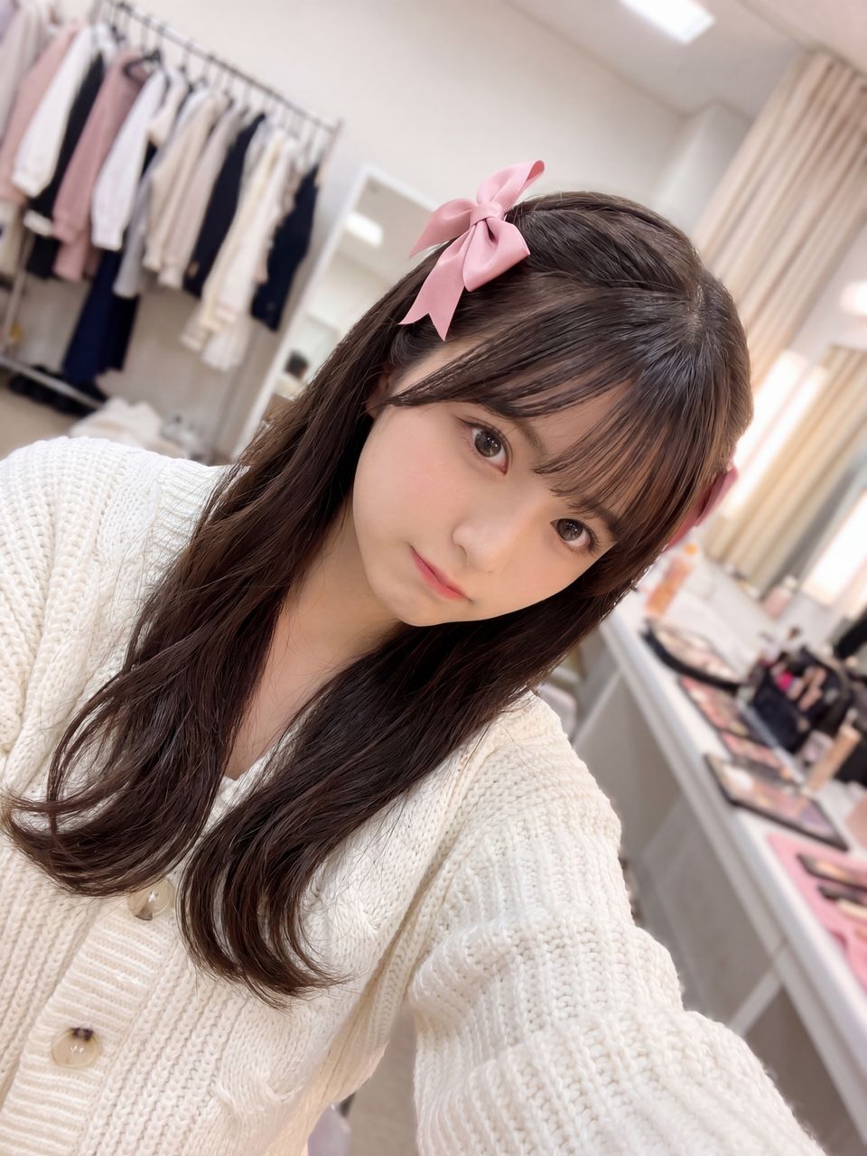 リボンを見せる自撮り桃