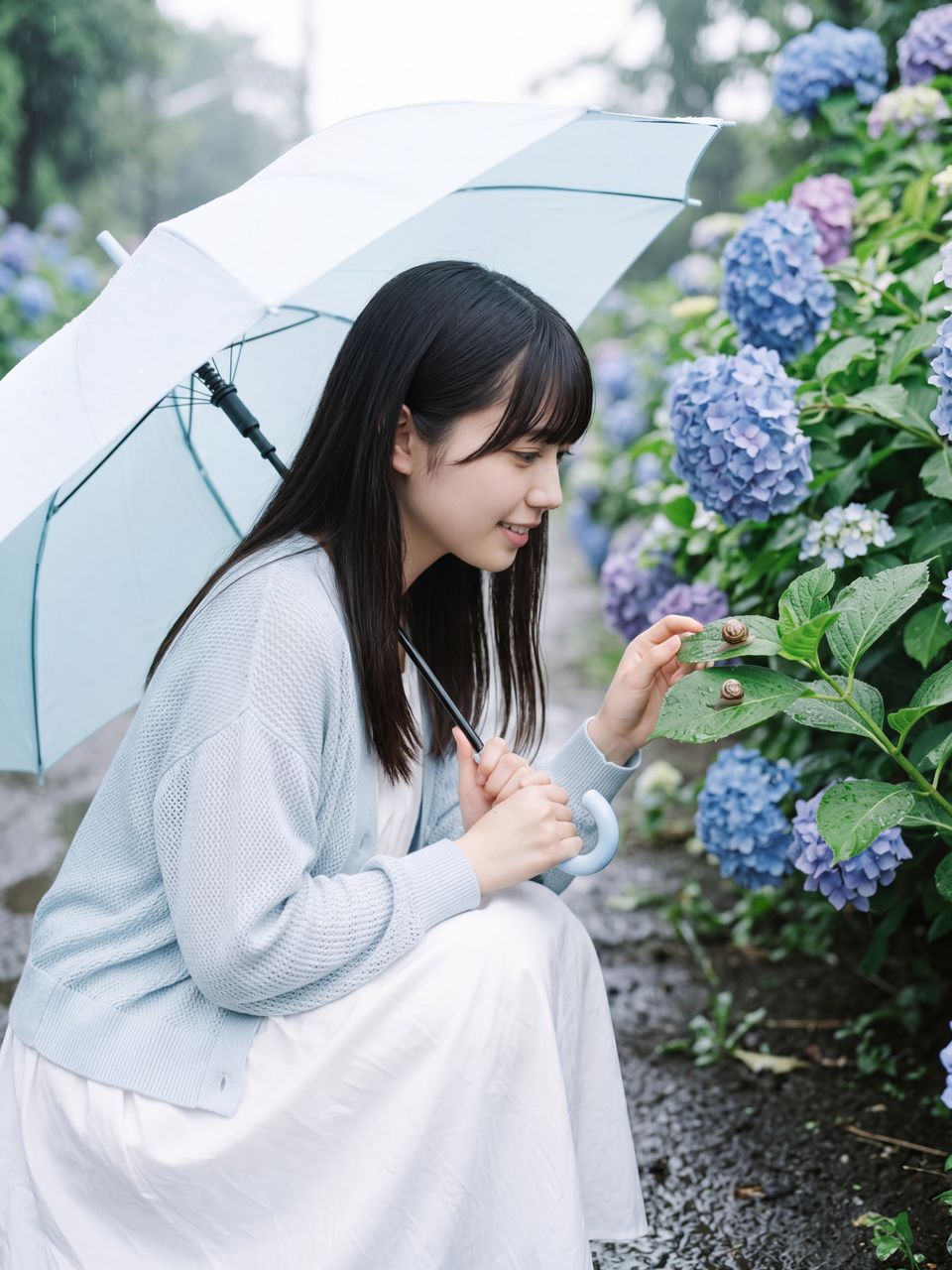 カタツムリを見つめる小鳥遊ひな