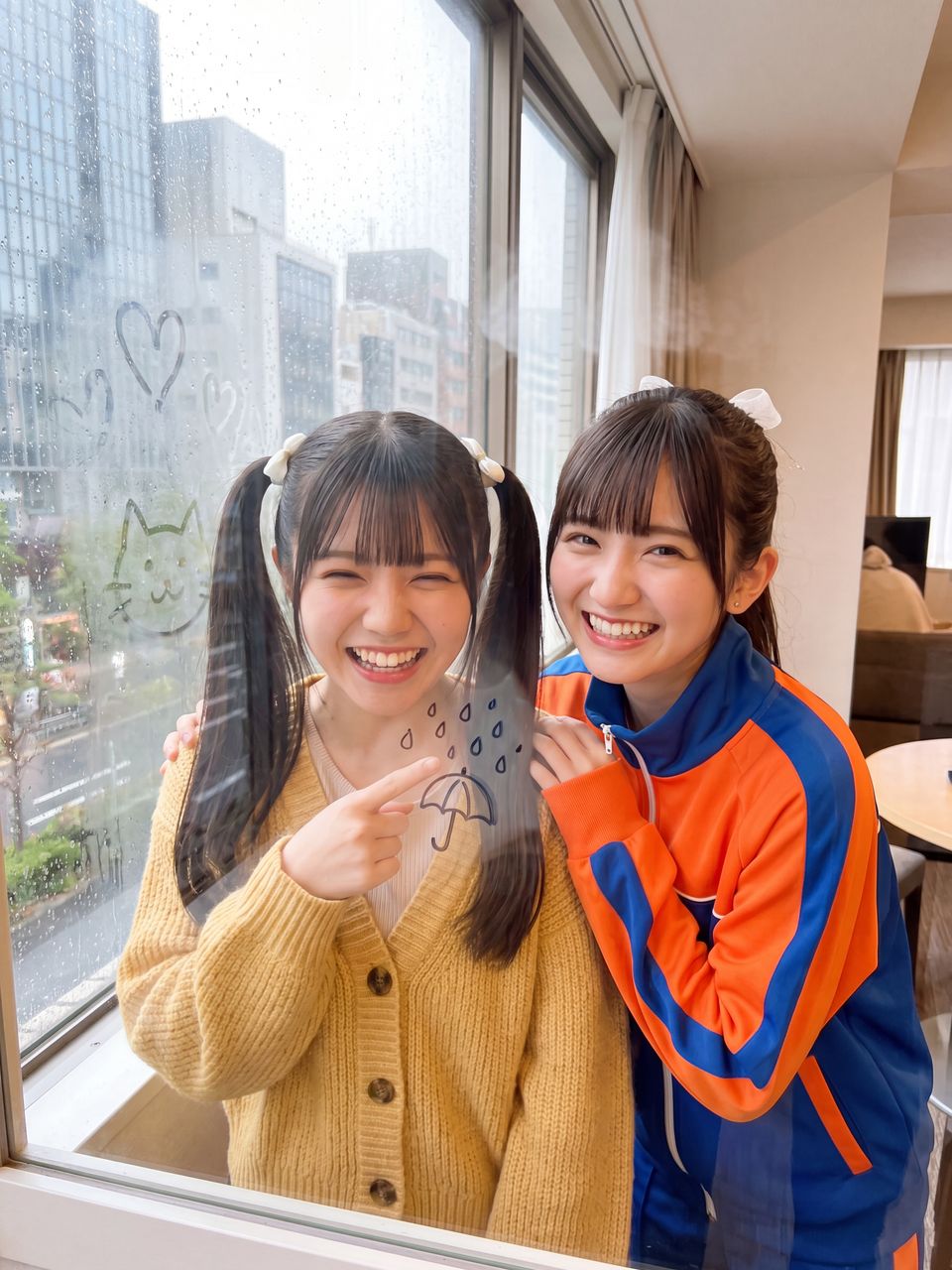 窓に落書きする葉月柚子と瀬戸朝陽