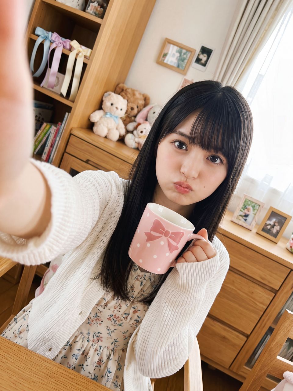 お家でローズヒップティーを飲む姫宮桃