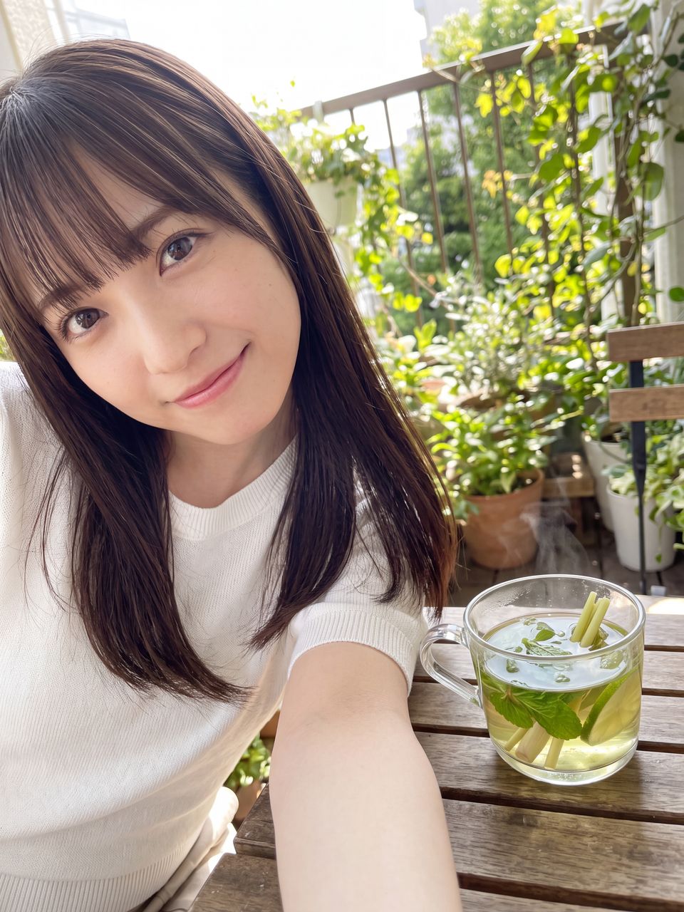 ハーブティーを手にする橘ひかりの自撮り