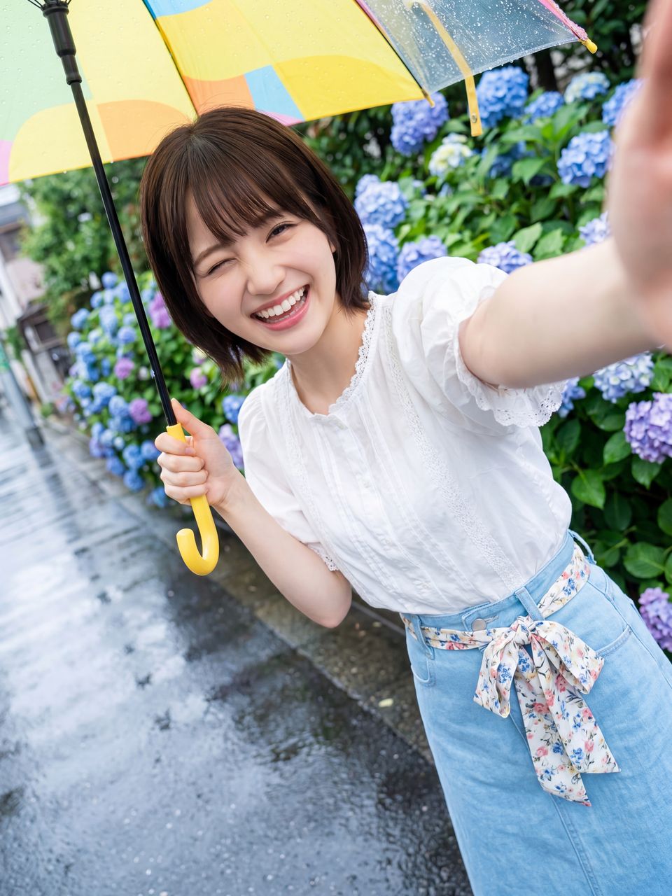 雨上がりのアジサイの前で黄色い傘を持つ舞