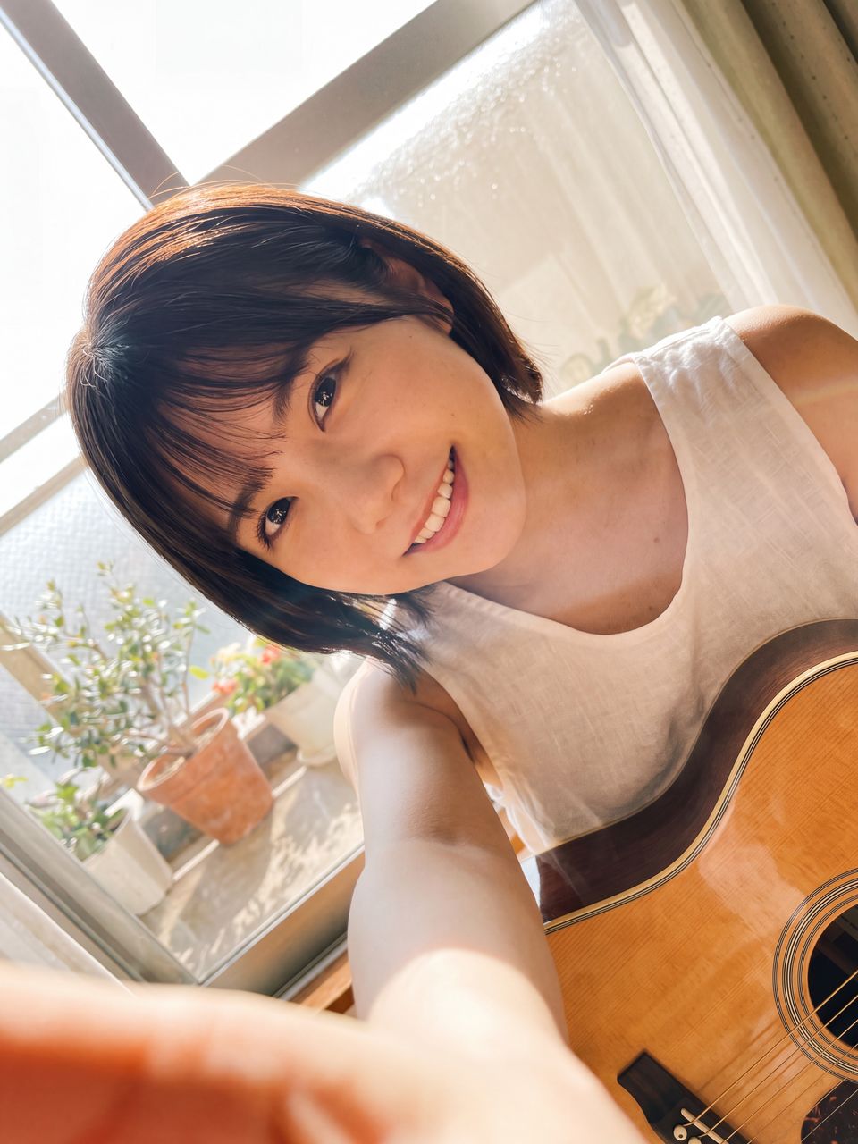 アコースティックギターを抱える天音かなで