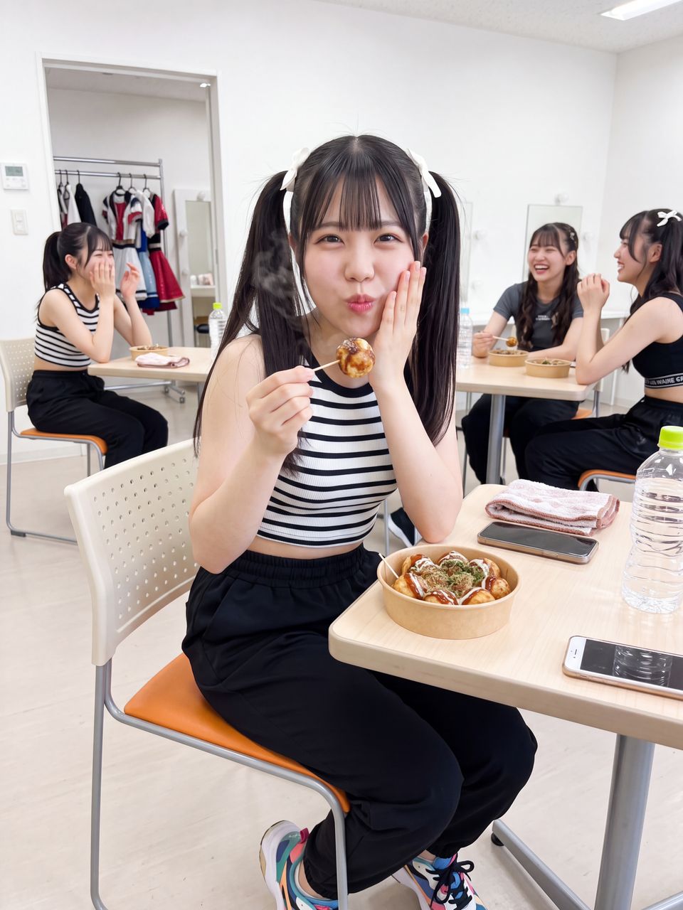 たこ焼きを食べる葉月柚子