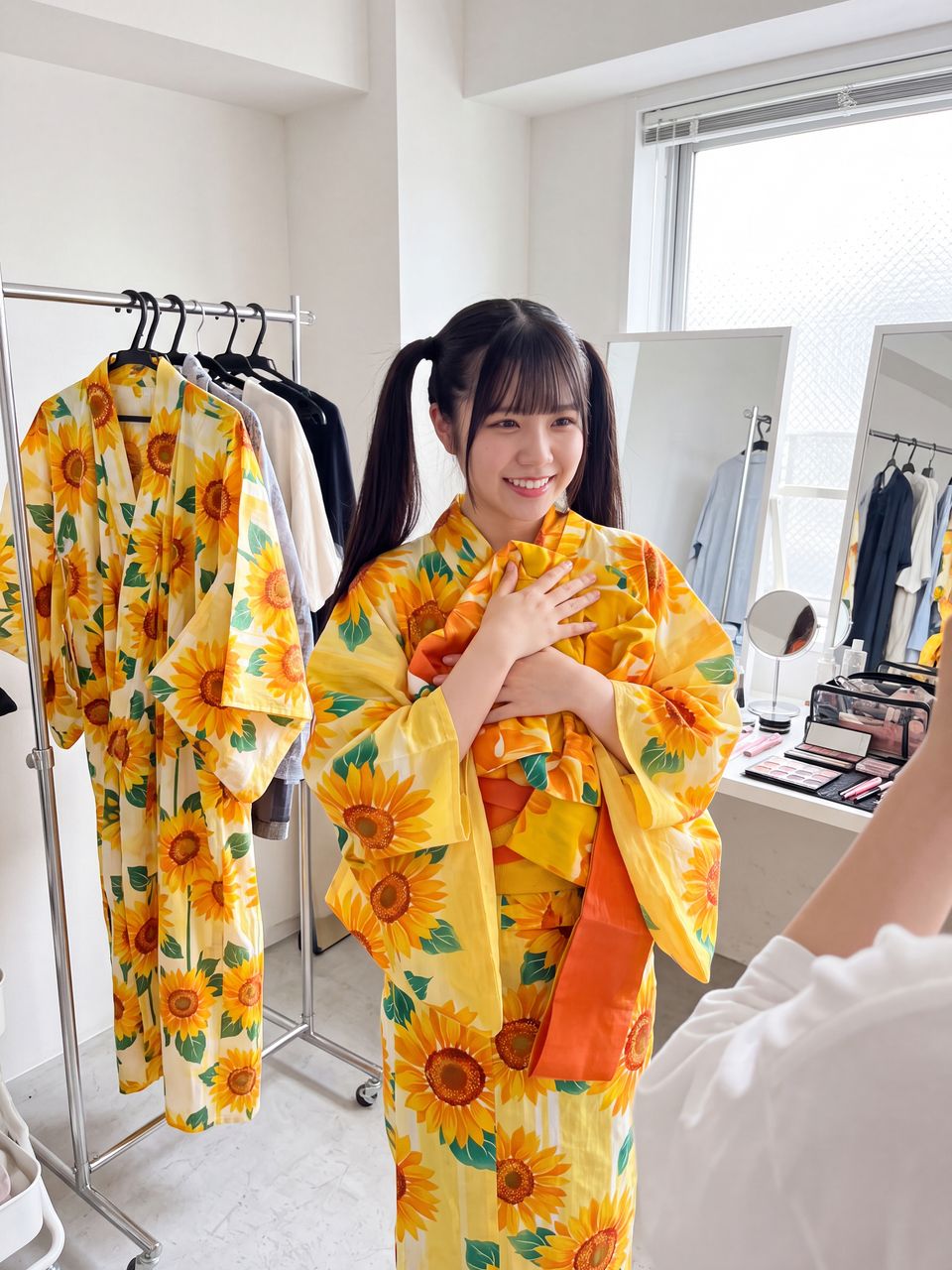 浴衣を体に当てる葉月柚子