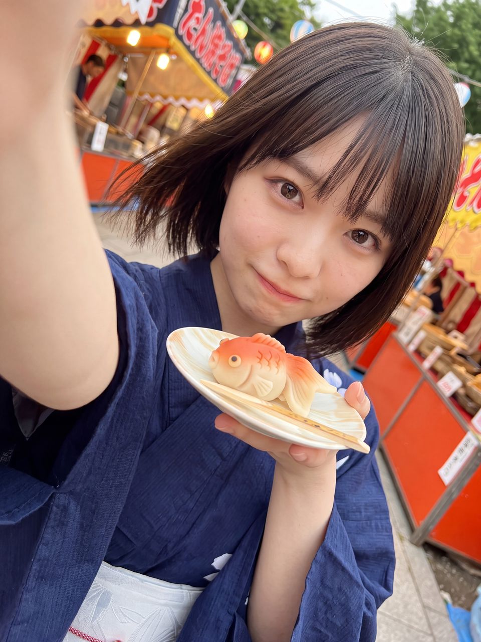 和菓子を見つめる星野美月の自撮り