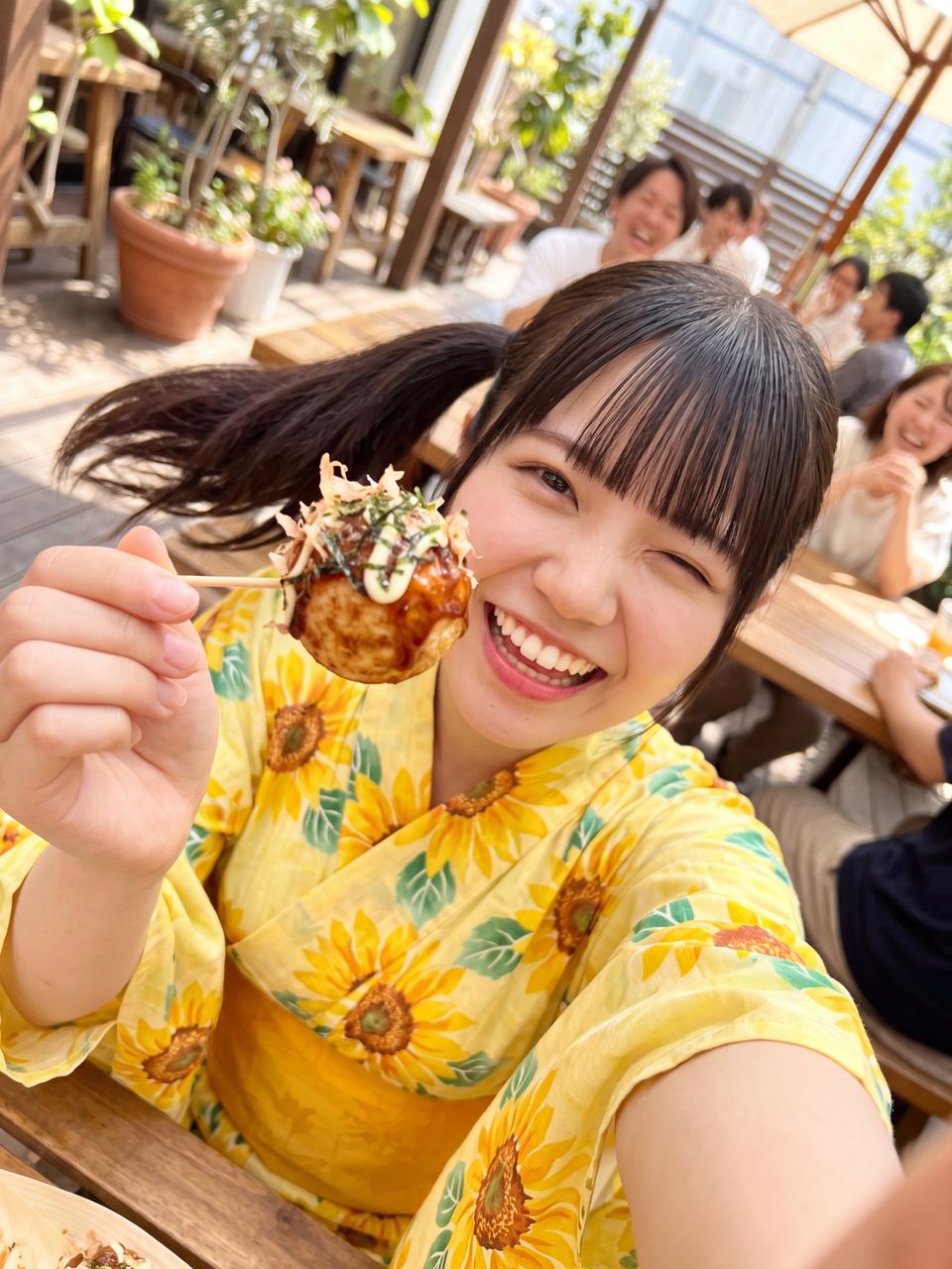 たこ焼きを差し出す葉月柚子の自撮り