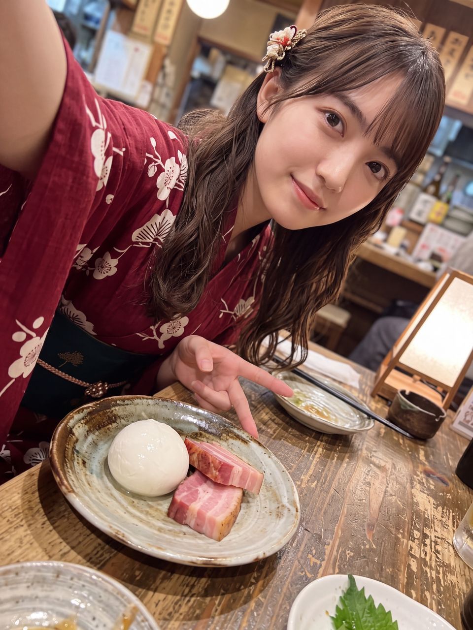モッツァレラチーズとベーコンを持つ如月玲奈の自撮り