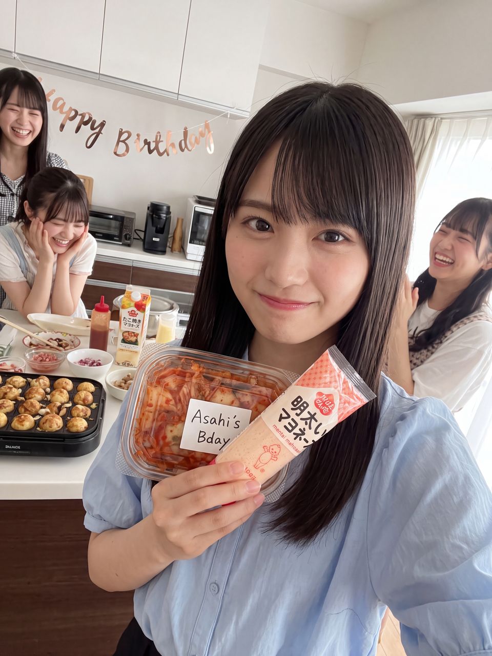 キムチと明太マヨを持つ蒼井瑠璃の自撮り