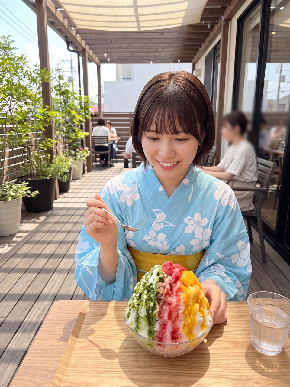 浴衣を着てカフェでかき氷を楽しむ天音かなで
