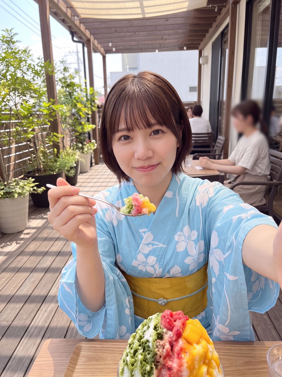 かき氷を差し出す自撮り風の天音かなで