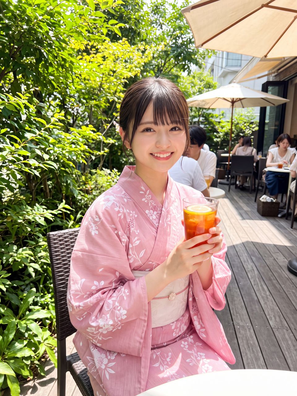 浴衣を着てカフェテラスで楽しむ姫宮桃