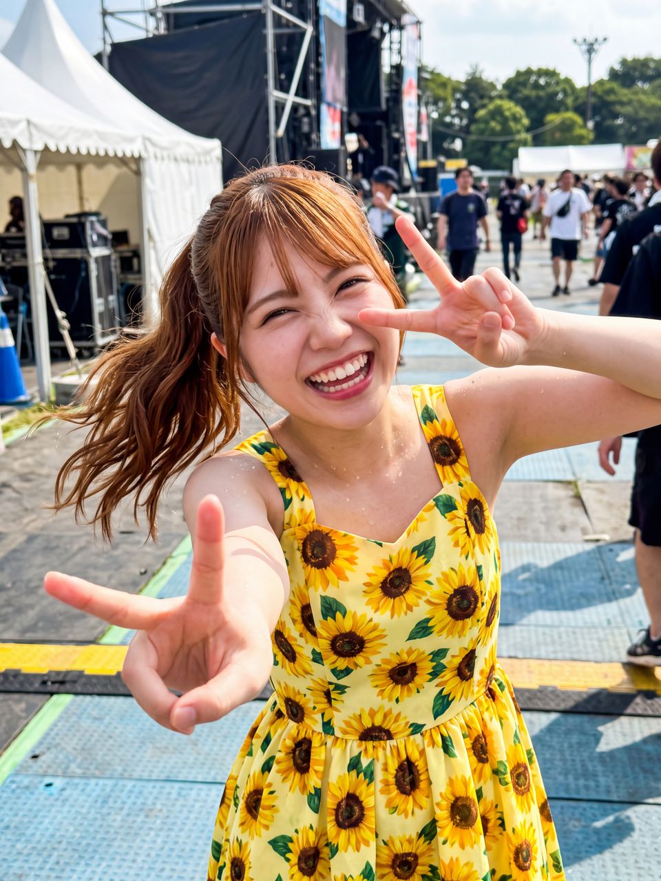 夏フェス楽屋裏で元気いっぱいにピースする葉月柚子