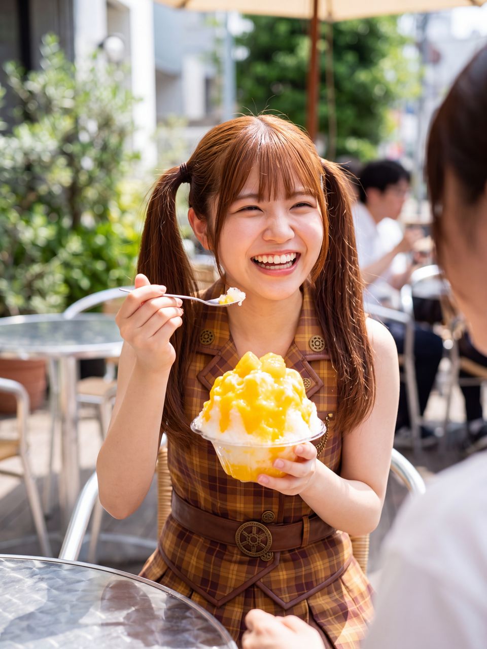 ご褒美のマンゴー大盛りかき氷を楽しむ葉月柚子