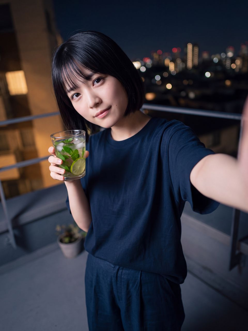 冷たいミントハーブティーを持ち自撮りをする星野美月