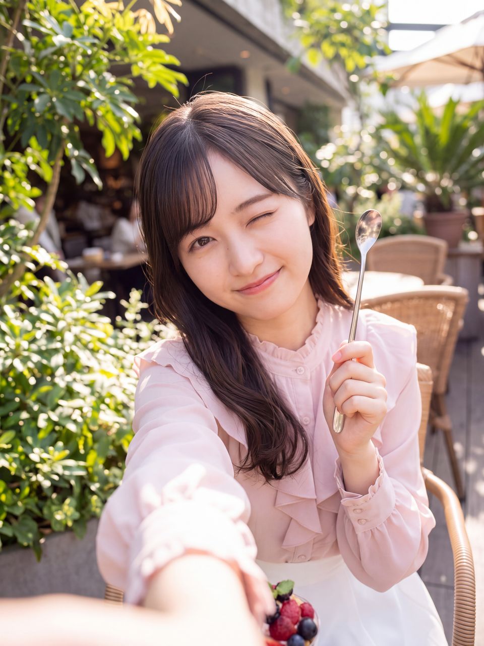 カフェテラスでスプーンを手にキュートにウインク自撮りをする夢咲さくら