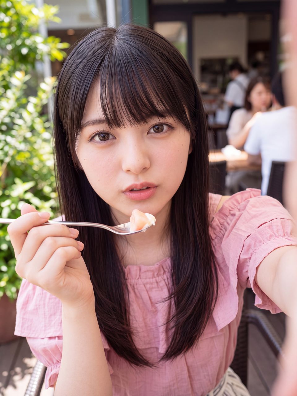 スプーンを差し出してあざとく微笑む姫宮桃の自撮りショット