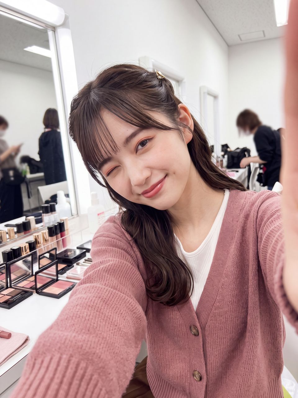 秋色のハーフアップアレンジとメイクを完成させ自撮りでキュートにウインクする夢咲さくら