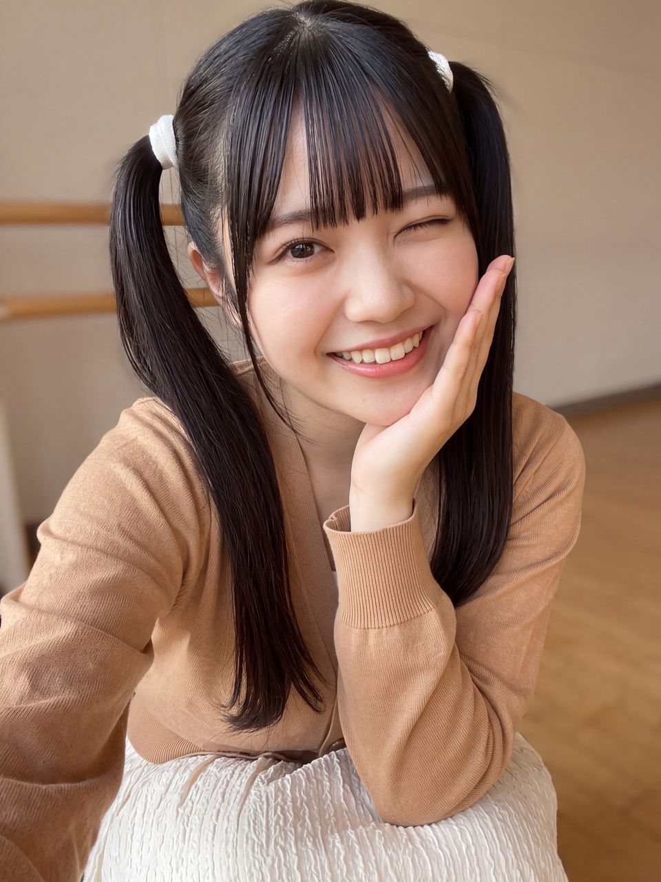 頬に手を添えてウインクする葉月柚子の自撮り
