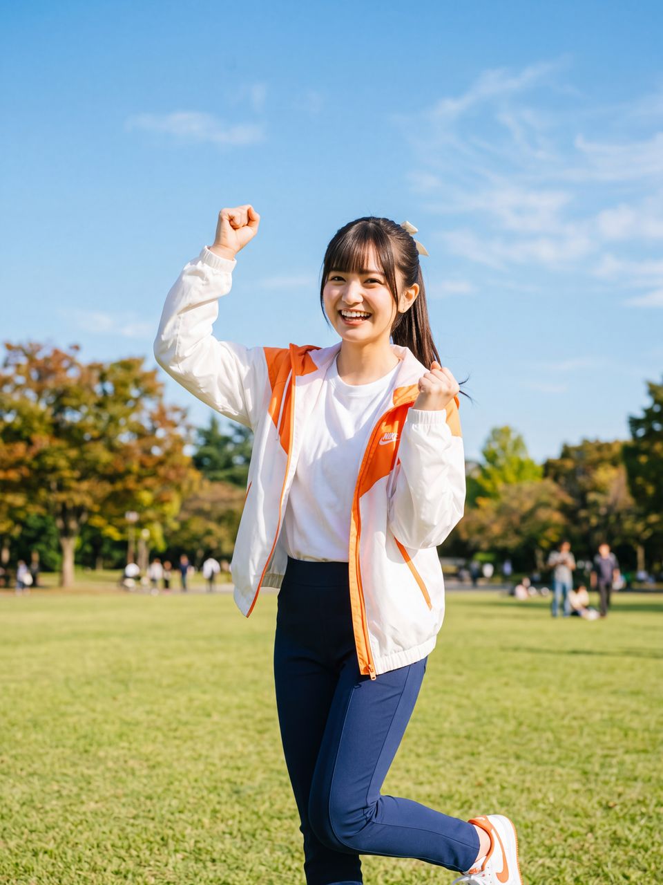 秋晴れの爽快な公園で両手ガッツポーズをして満面の笑顔を見せる瀬戸朝陽