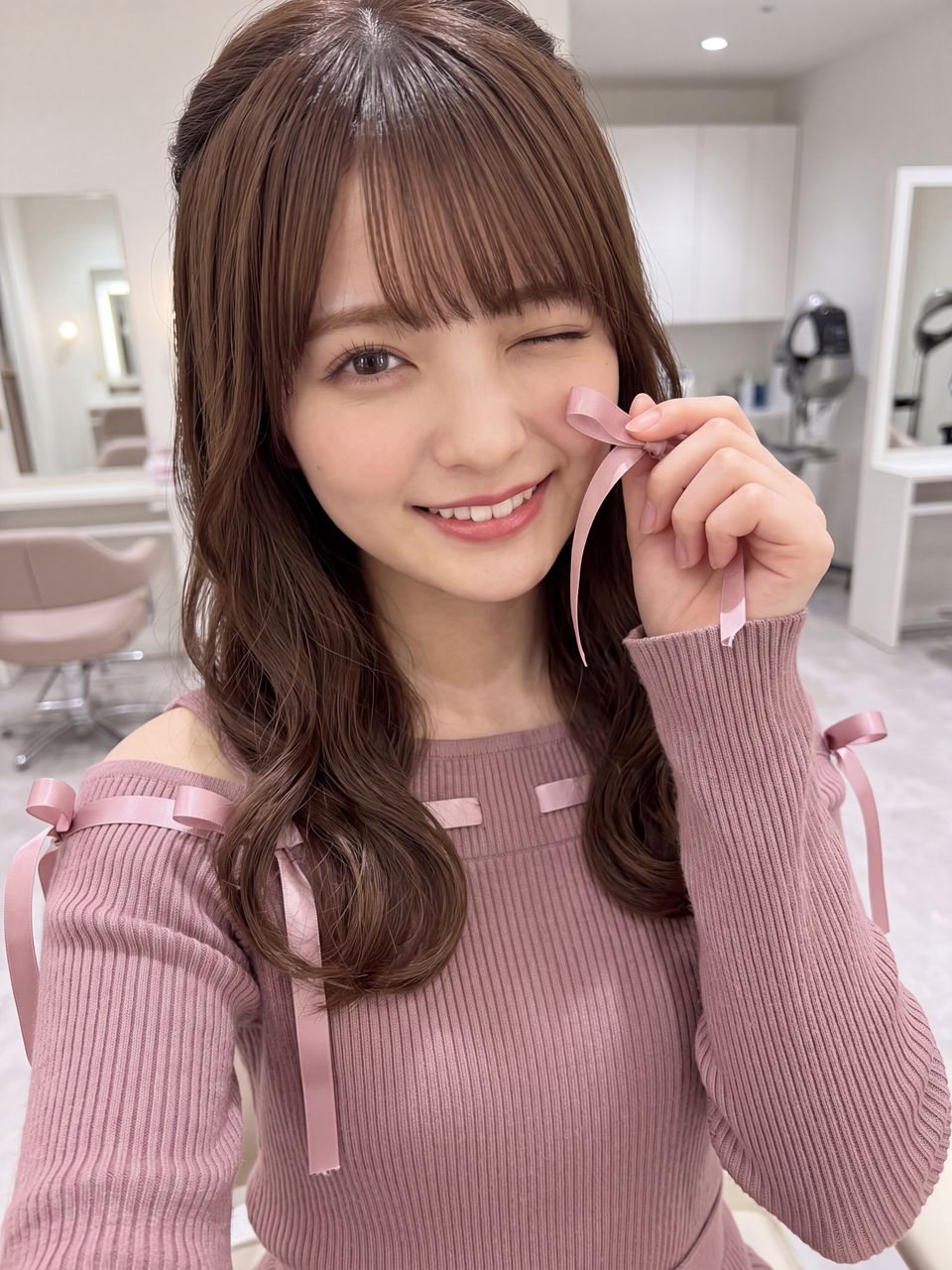 リボンを手に添えながらカメラに向かって特大のウインクとあざとい笑顔を見せる姫宮桃の自撮りショット
