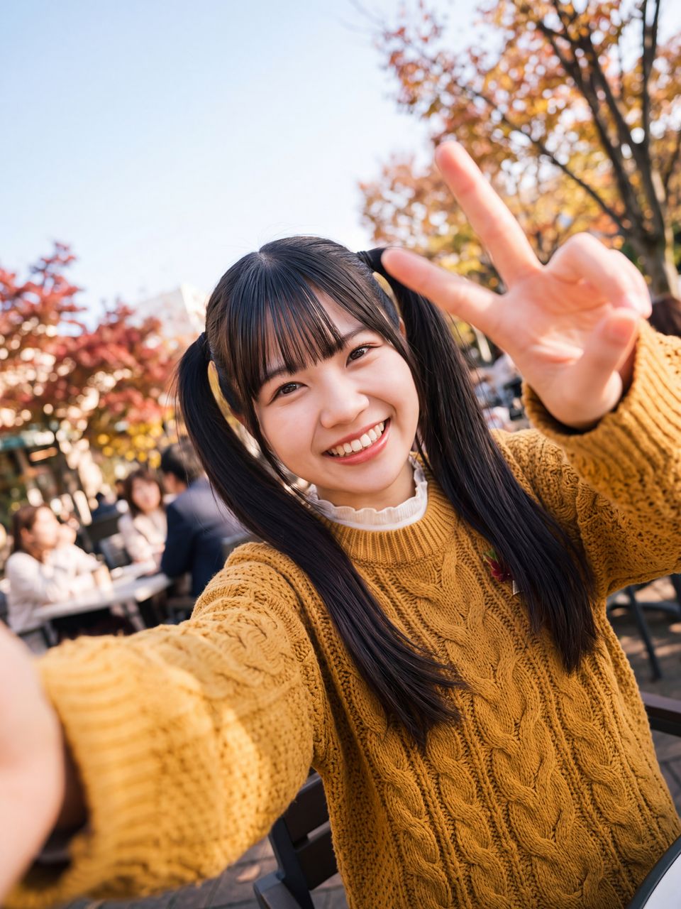 秋の澄み渡る青空をバックにテラス席で元気いっぱいにピースサインをして満開の笑顔で自撮りする葉月柚子