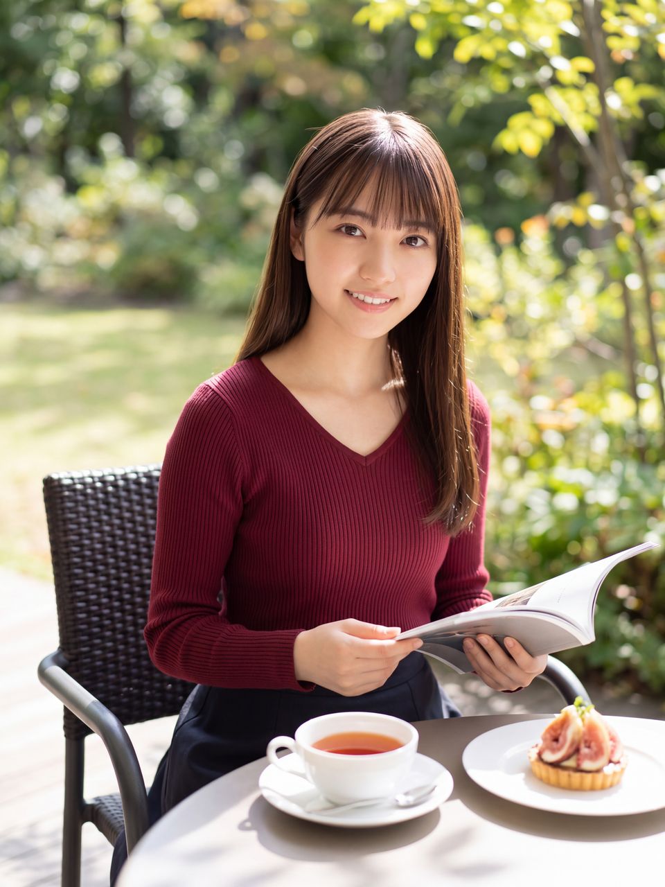 美術館併設のテラスカフェでアールグレイと無花果のタルトを前に図録を閉じて微笑む如月玲奈