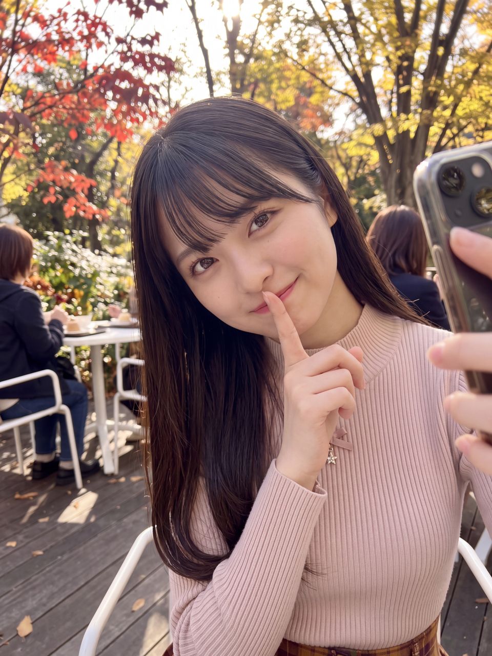 秋のテラスカフェで唇に指を当ててひみつのポーズであざと可愛く微笑む姫宮桃の自撮りショット