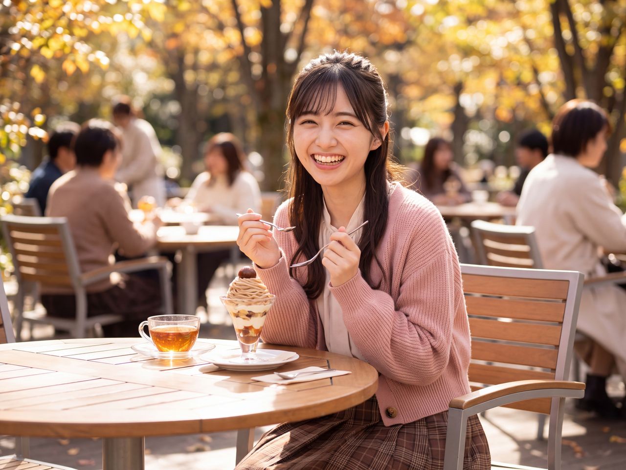 秋晴れのカフェテラスで贅沢な和栗のモンブランパフェを前に嬉しそうにスプーンを持つ夢咲さくら