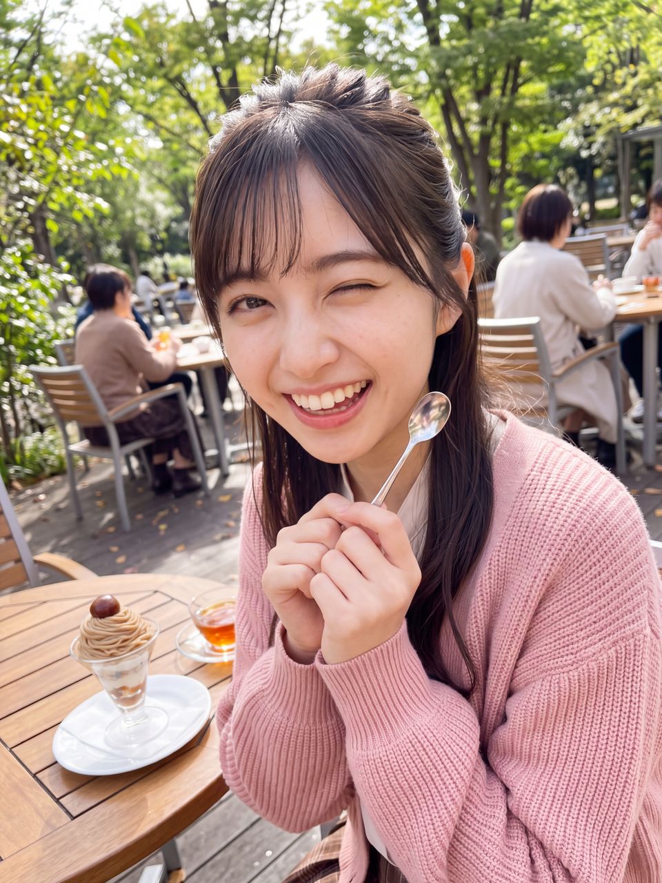 テラス席でスプーンを胸元に持ち、大満足の笑顔でキュートにウインク自撮りをする夢咲さくら