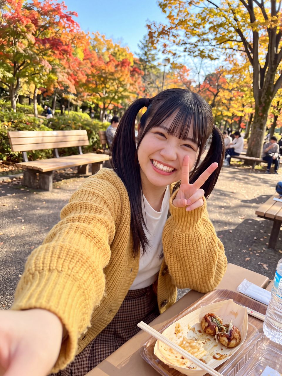 テラスベンチで元気いっぱいにピースサインと笑顔をカメラに向ける葉月柚子の自撮りショット