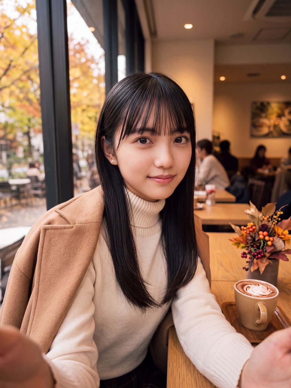カフェ店内の窓際テーブルで濃厚なホットショコラと秋のブーケを前に優しく微笑む如月玲奈の自撮りショット
