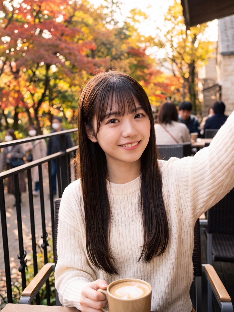 秋のテラス席で温かいカフェラテのカップを手に優しく微笑む小鳥遊ひなの自撮りショット